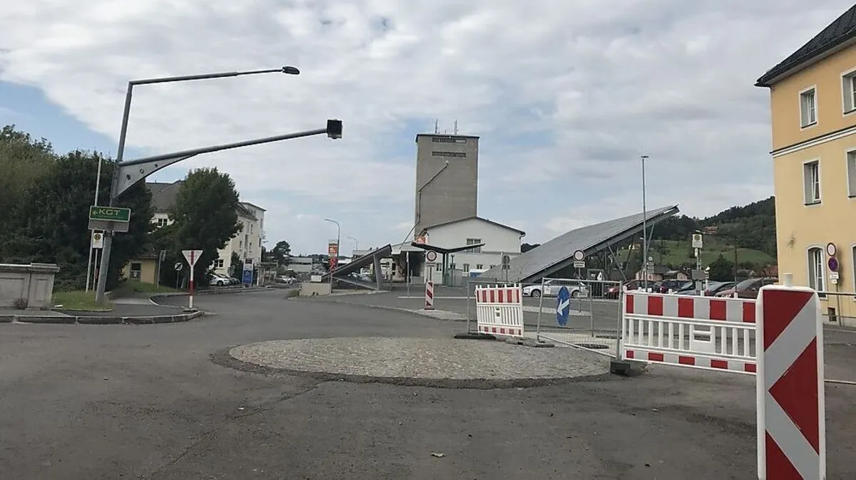 Abschnitt von  der anderen Seiten des Kreisverkehrs bis zur Einfahrt Ärztezentrum ist am Montag von 13 bis 18 gesperrt