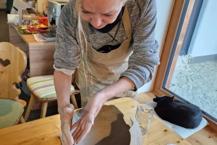 In den Keramik-Workshops am HuPfeZi Hof haben die Teilnehmer die Möglichkeit, unter fachkundiger Anleitung mit der Aufbautechnik ihre ganz persönliche Wunschkeramik zu erschaffen. Dabei steht nicht nur das fertige Objekt im Mittelpunkt, sondern vor allem der kreative Prozess selbst.
