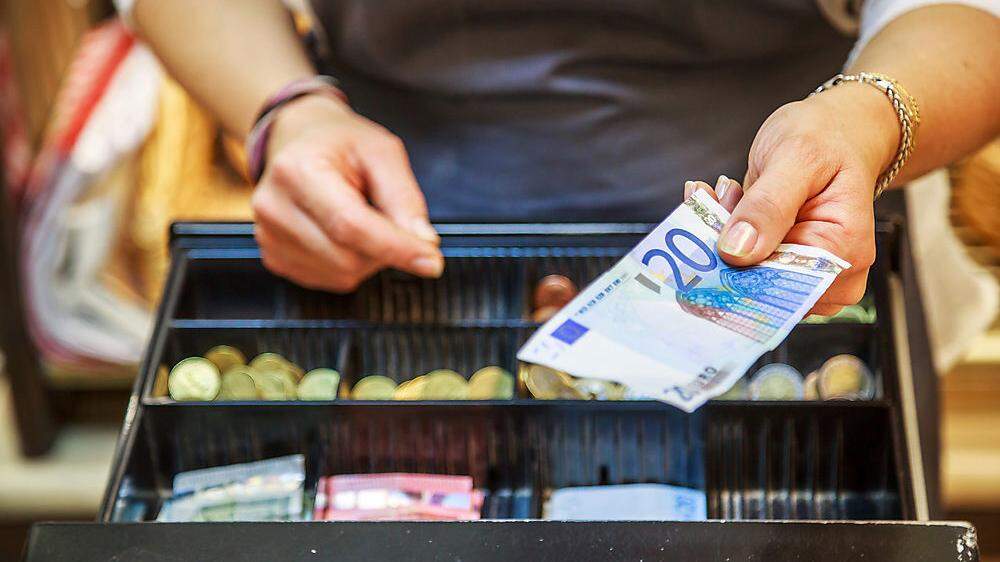 77 Prozent der Österreich zahlen regelmäßig bar