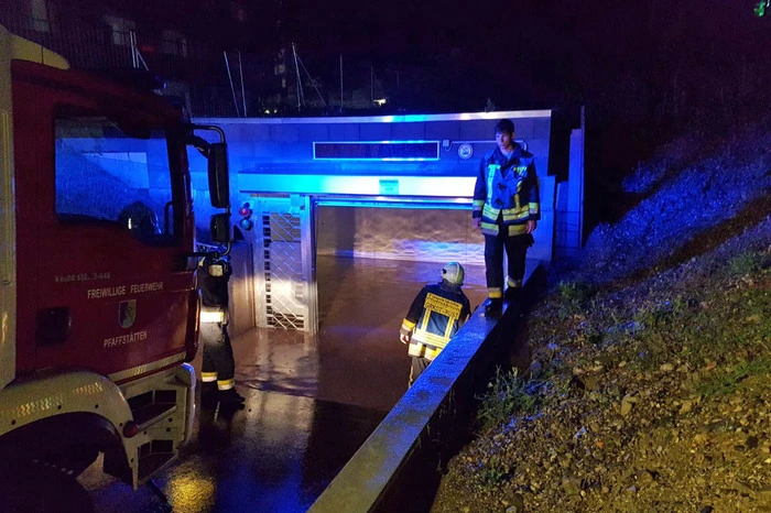 In Pfaffstätten im Bezirk Baden wurde eine Tiefgarage überflutet. 