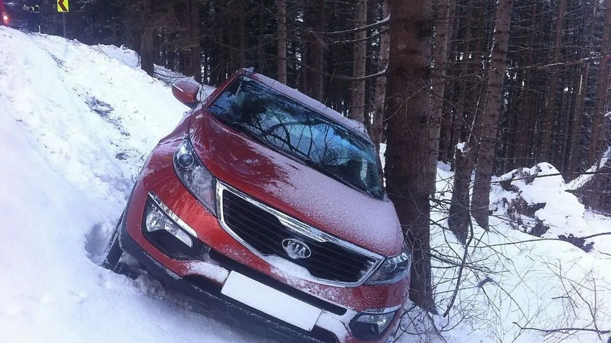 Der Pkw kam auf schneeglatter Fahrbahn von der Straße ab
