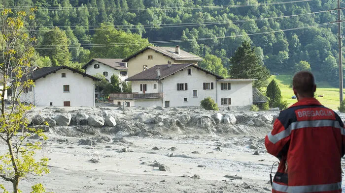 Bei einem Bergsturz im Gebiet der Val Bondasca sind nach Schätzungen bis zu vier Millionen Kubikmeter Geschiebe mit Schlamm mit größeren Gesteinsbrocken nachgerutscht. Die graue Masse schob sich direkt an dem Ort Bondo vorbei.