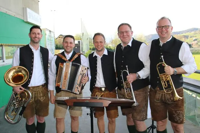 Neben Wein und Genuss sorgten die Ligister Schülcherleitnmusi und die Hohenburger Bratlfettn für musikalische Unterhaltung.