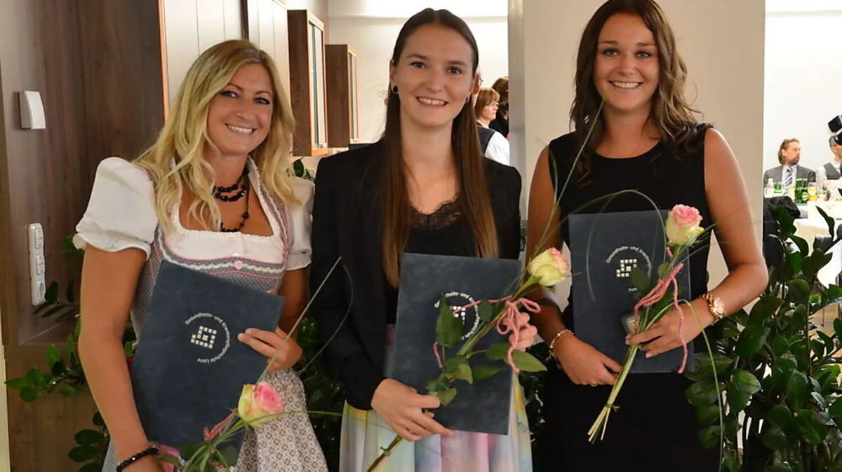 Diplomverleihung: Katrin Vergeiner, Johanna Tautscher und Alessia Unfer haben mit Auszeichnung bestanden