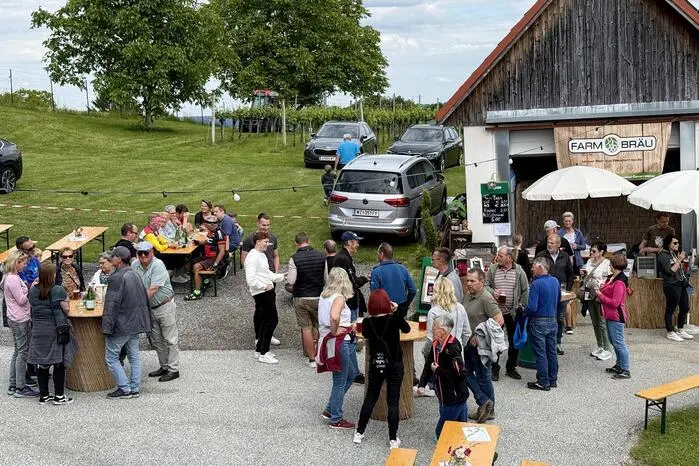 Zahlreiche Gäste aus nah und fern genossen in den Reigersberger Weingärten der Marktgemeinde Ilz die feinen selbst „gebrauten“ Tröpferln und stärkten sich bei einer zünftigen Jause.