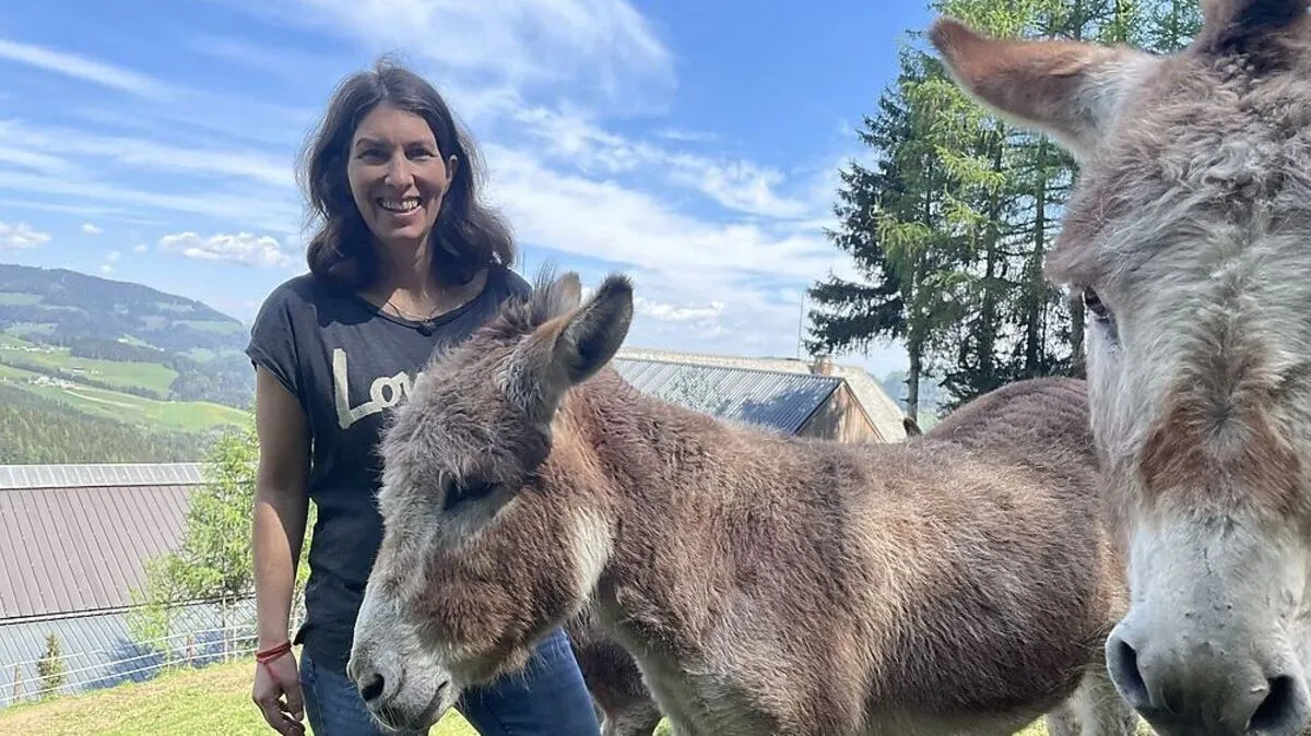 Heidi Urani mit zwei geretteten Eseln