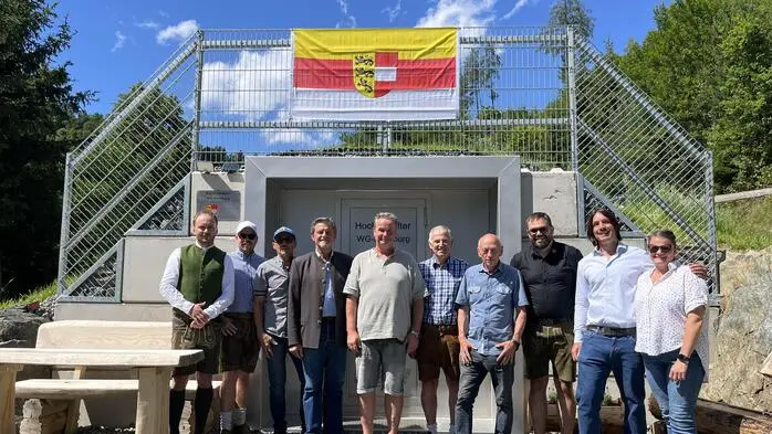 Lobnig (Vierter von links) mit Glaboniat (links), dem Geschäftsführer der Herstellerfirma Harasser Stefan Machreich (Dritter von rechts), Helldorf (Zweiter von rechts), Gemeinderätin Carmen Furian (SPÖ) sowie weiteren Mitgliedern der Wassergenossenschaft Haimburg