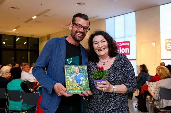 „Das Buchschreiben geht bei mir flott“, erzählte der Bio-Gärtner der Nation, Karl Ploberger, im Interview mit Helena Wallner beim Kleine Zeitung-Salon im Foyer des Styria Media Centers. In knappen zehn Tagen war „Der Gartenflüsterer“ fertig.