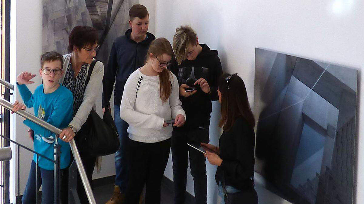 Schüler wurden beim Ausstellungsbesuch mit Handys und iPads selbst kreativ