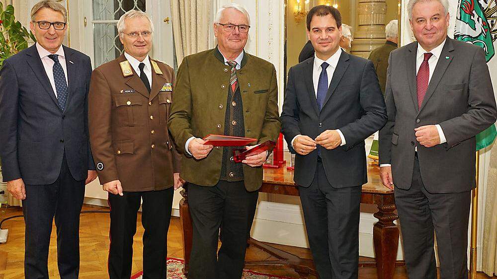 Wilfried Meißnitzer (Mitte) nahm die Auszeichnung für das Autohaus Meißnitzer entgegen