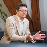 Niko Swatek (Neos) pocht auf ein „einheitliches Reisekosten-Controlling für die gesamte Landesregierung“