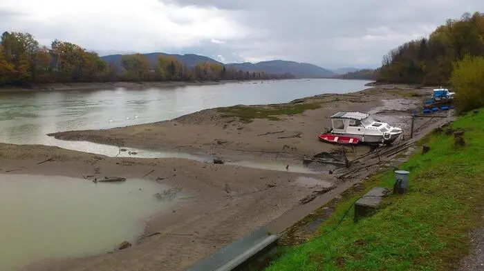 Wegen des erwarteten Hochwassers in Kärnten und Osttirol senkte der Verbund am Samstagnachmittag die Stauseen. Hier die abgesenkte Drau bei der Tainacher Brücke.
