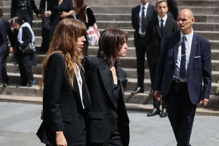 Lou Doillon (l.) und Charlotte Gainsbourg (r.).