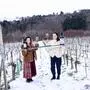 Bettina und Katharina Thaller mit dem Nightrace-Wein im verschneiten Weingarten.