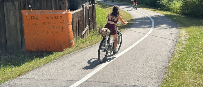 Eine junge Radfahrerin gerät auf dem Drauradweg auf die falsche Spur. Sie trägt keinen Helm