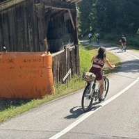 Ohne Helm und im Kampf mit der Fliehkraft: Die Fahrradkünste der italienischen Gäste wurden in der Lienzer Gemeinderatssitzung debattiert