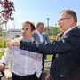 Bürgermeister Bernd Osprian lässt sich die E-Tanksäule erklären