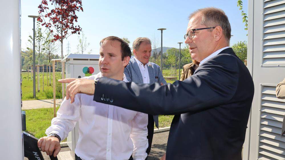 Bürgermeister Bernd Osprian lässt sich die E-Tanksäule erklären