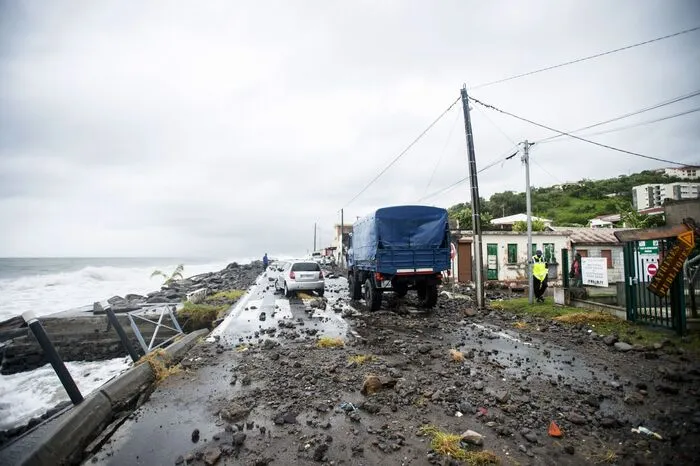 Der Hurrikan habe die ehemalige britische Kolonie "brutal" getroffen. Nach Dominica zog das Zentrum des Sturms nahe an der zu Guadeloupe gehörenden Inselgruppe Saintes vorbei. Dann nahm "Maria" Kurs auf die Jungferninseln und Puerto Rico.