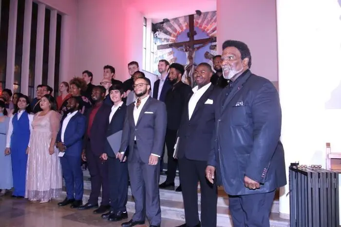 Mit „AMEN! Spirituals Concert“ begeisterten die 30 jungen Sängerinnen und Sänger unter der Leitung von Alfonse Anderson, Nathan De’Shon Myers, Ricky D. Goodwyn jr, Christiona Mancheni und Mahina Gallinger. Am Klavier begleitete Joel Goodfellow.