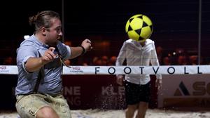 Valentin Bontus lieferte sich ein Footvolley-Duell mit Moderator Thomas Seidl