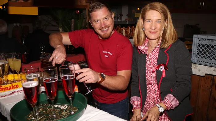 Mit dem diesjährigen Stück „Wein – Liebe und Gesang“ feierten die Mitglieder der Theatergruppe Ligist eine fulminante Premiere und begeisterten die Besucher im ausverkauften Schilcherhof.