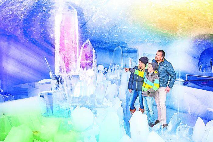 Zauberhafte Eiswelt: der Dachstein-Eispalast mit seinen mystischen Figuren
