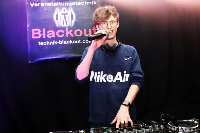 In der Kellerdisco legte Maximilian Kolmanz alias "DJ Blackout" auf.