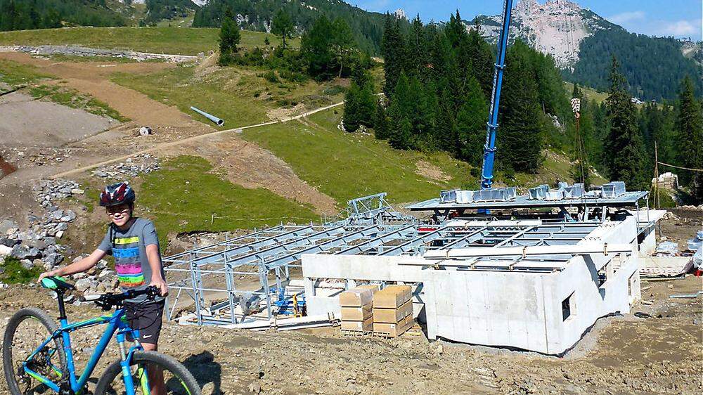 Die Bauarbeiten für die neue Talstation der Rudnigsattelbahn im Skigebiet Nassfeld sind in vollem Gange