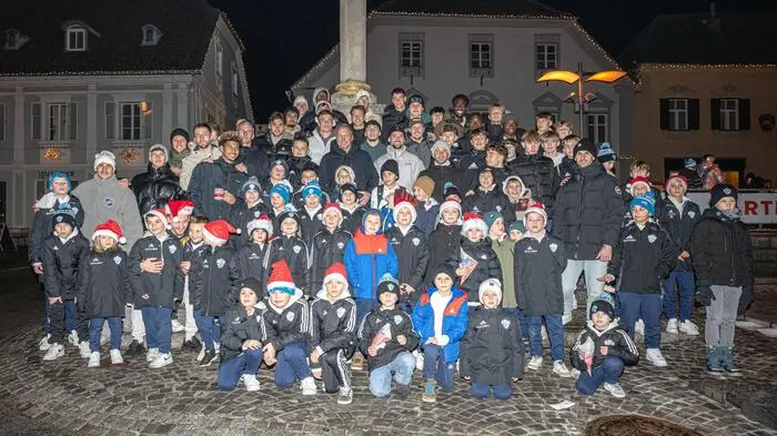 Groß war der Andrang und die Begeisterung bei Jung und Alt bei der Autogrammstunde beim Weihnachtsmarkt am Hauptplatz in Hartberg.