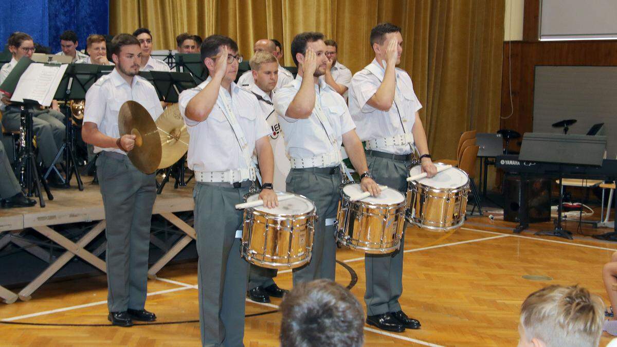 Die Militärmusik gab vor hunderten Schülern in der Musikmittelschule 