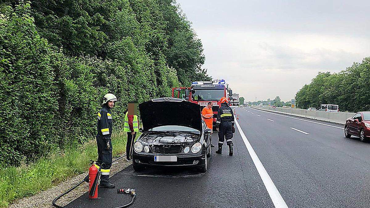 Der Pkw begann auf der A 9 zu brennen