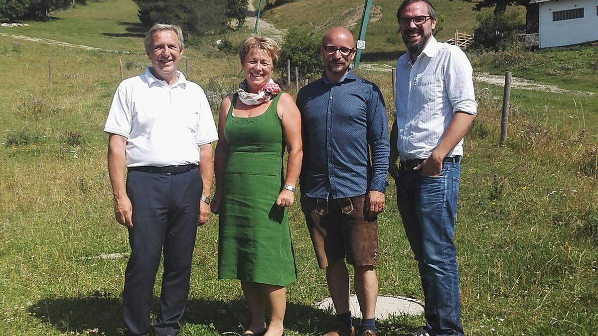 Hannes Koudelka, Sabine Baumann, Christian Steiner und Thomas Baumann vor der Lifttrasse, wo die Rutsche aufgebaut wird