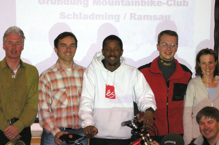 Hinter der ersten Mountainbike-Bewegung in Schladming stand der 2002 gegründete Mountainbike Verein Schladming. Im Bild: Heli Rantschl (jetzt Direktor Ski-Akademie), Gerfried Schuller (Gründer Blue Tomato), Emmanuel Cherlias, Ernst Trummer (jetzt GF E-Werk Gröbming, damals Planai)