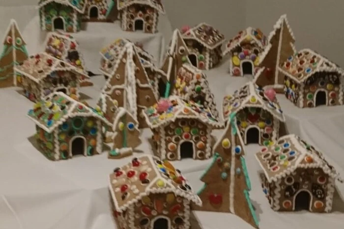 Patrick Rebernig hat uns dieses Bild geschickt – mit einem ganz besonderen Weihnachtsgruß, den nicht er, sondern Sigi Kröpl (75) aus Bleiburg verteilt: "Jedes Jahr zu Weihnachten bäckt er ein Lebkuchen-Dorf." So überbringt der gelernte Maler, der auch sportlich aktiv ist, seiner Familie und den engsten Freunden eine süße Weihnachtsbotschaft.
