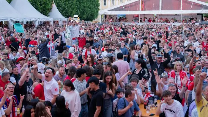 Riesiger Andrang am Dienstagabend beim Public Viewing am Neuen Platz in Klagenfurt