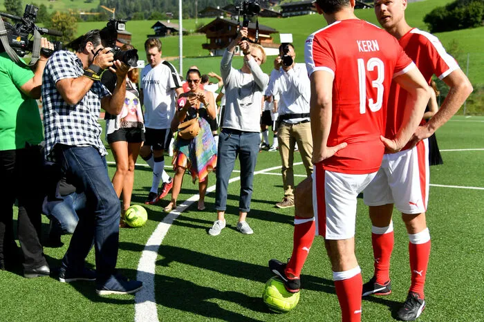 Mit "tiefen Atemübungen" und einem Kipferl habe er sich auf das Match vorbereitet, meinte der Kanzler vor Spielbeginn. Strolz hatte da schon lange aufgewärmt. "Ich stelle mich hinten rein, für mittelalterliche Männer ist das die beste Position. Wenn Kern auftaucht werde ich meinen Turbo einschalten und die rote Kraft verfolgen", erklärte der NEOS-Spitzenkandidat.
