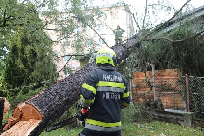 Hunderte Feuerwehrleute im gesamten Bezirk standen in der Folge im Dauereinsatz, um die Schäden zu beseitigen.