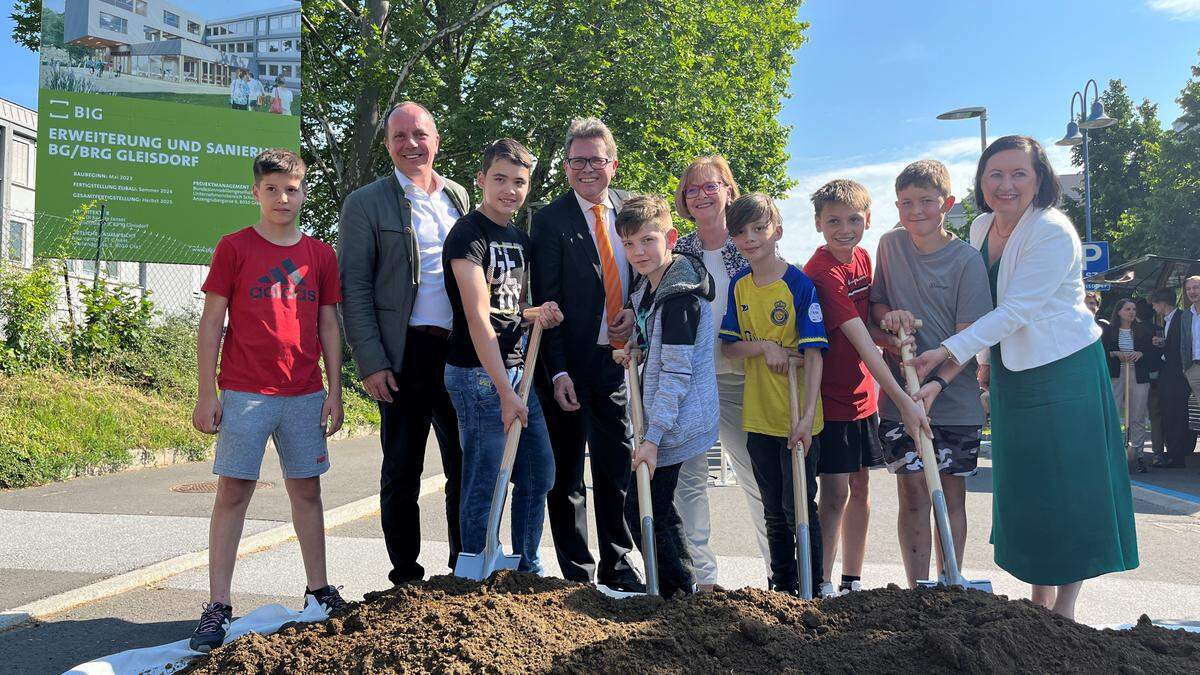 Spatenstich mit Minister Martin Polaschek, Bildungsdirektorin Elisabeth Meixner und Bürgermeister Christoph Stark im Juni in Gleisdorf: Mittelschule und Gymnasium werden erweitert