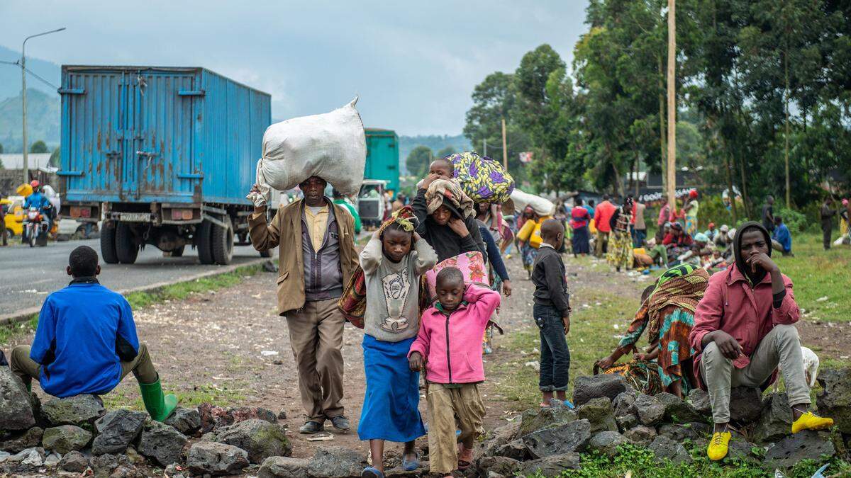 Manche Flüchtlinge hätten mehr als 20 Kilometer zu Fuß zurückgelegt, um Vororte von Goma, der Provinz-Hauptstadt von Nord-Kivu, zu erreichen, teilte Caitlin Brady vom NRC mit. In der Region gebe es bereits insgesamt 1,9 Millionen Vertriebene.