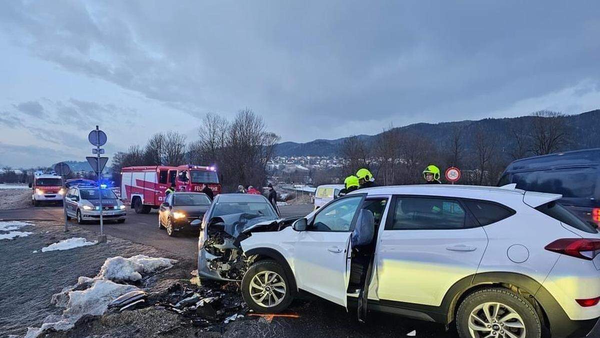 Die beiden Autos waren im Kreuzungsbereich der Firma Kohlbacher frontal zusammengekracht. 