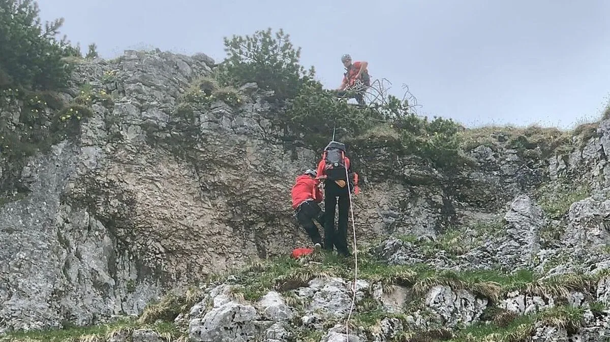 Der Wanderer musste mehrere Meter auf den Wanderweg abgeseilt werden
