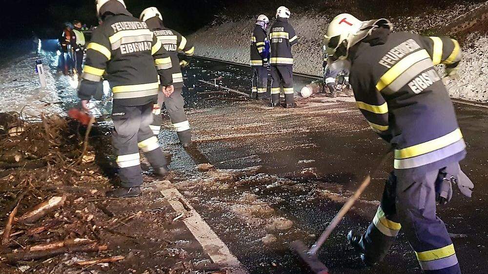 Die Feuerwehr Eibiswald säuberte die Straße 
