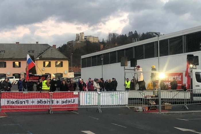 Auslöser für die Demo war der Vorfall, wo ein 9-jähriger Bub einen Test im Freien vor der Schule schrieb. Sein Maskenattest wurde nicht anerkannt. Der Test war freiwillig.