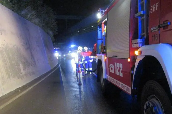 Das Auto kam, aus bisher ungeklärter Ursache, von der Straße ab. 