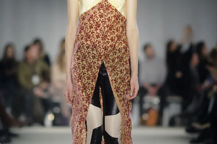 Mäntel hat die Innsbruckerin in Oversized-Sakko-Schnitten entworfen, auch Capes waren zu sehen. Als Reminiszenz an die Tiroler Heimat, ihre wichtigste Inspirationsquelle, dürfen wohl Elemente aus grauem Loden gelten.