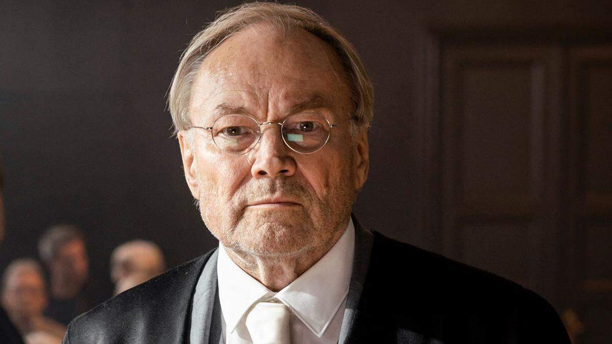 Klaus Maria Brandauer als Verteidiger Konrad Biegler