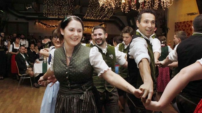 Die restlos ausverkaufte Ballnacht der "Fidelen Jungsteirer" im Kräuterdorf...  