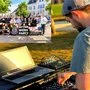 Ein DJ mit seiner Anlage 