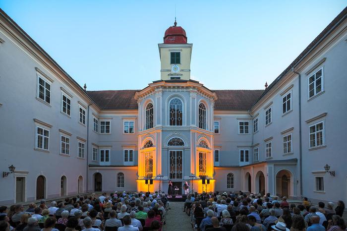 Im Schlosshof Brunnsee zogen „Pia Baresch & Mario Berger“ mit ihrem Programm „Amor y Pasión“ die Gäste in ihren Bann